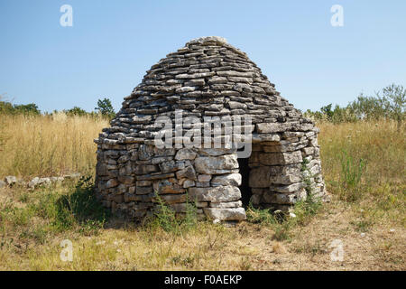 L'Istrie, Croatie. Un kazun (kažun), un traditionnel en pierre circulaire en pierre sèche bâtiment utilisé comme un abri de berger Banque D'Images