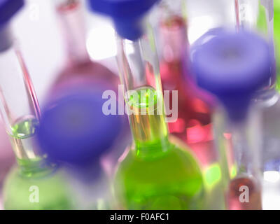 Close up de fioles de verre de laboratoire contenant des produits chimiques dans un laboratoire Banque D'Images