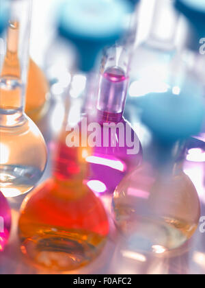 Fioles de verre de laboratoire contenant des produits chimiques dans un laboratoire Banque D'Images