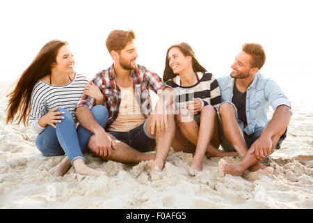 Groupe multiculturel d'amis à la plage s'amusant Banque D'Images