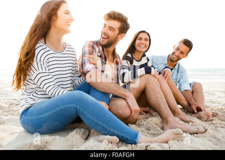 Groupe multiculturel d'amis à la plage s'amusant Banque D'Images