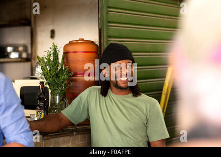 Man relaxing avec de la bière dans un pub Banque D'Images