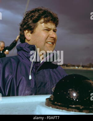 AJAXNETPHOTO - 1974. SOLENT, en Angleterre. - CHAY BLYTH - Paratrooper, rameur de l'ATLANTIQUE ET LE TOUR DU MONDE AU VOLANT DE YACHTMAN LE TRIMARAN Grande-bretagne III LORS D'ESSAIS CLINIQUES DANS LE SOLENT. PHOTO:JONATHAN EASTLAND/AJAX. REF:401340/BLYTH/GBIII. Banque D'Images