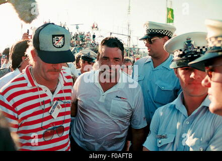 - AJAXNETPHOTO,février 1987 - Fremantle, Australie occidentale - AMERICA'S CUP - Stars & Stripes SKIPPER DENNIS CONNER IMBIBÉ APRÈS VICTOR CÉLÉBRATIONS DANS LE PORT DE FREMANTLE. PHOTO:AJAXNETPHOTO.COM AMCUP 86 REF:81403 3 3 Banque D'Images