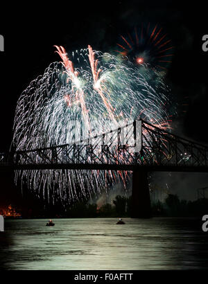 D'artifice rouge explosent dans Fireworks festival à Montréal,dark sky festival Fireworks, le 4 juillet, l'indépendance, les feux d'artifice explosent,Nouveau Banque D'Images