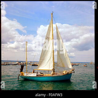 AJAXNETPHOTO. Juillet 4th, 1968. PORTSMOUTH, Angleterre. YACHTSMAN ALEC ROSE COURBES DU PILOTAGE DE SON KETCH DE 36 PIEDS DAME ANIMÉE LORSQU'IL S'APPROCHE DE LA FIN DE SON SINGLE HANDED WORLD VOYAGE AU LARGE DE SOUTHSEA. PHOTO:JONATHAN EASTLAND/AJAX. REF : 09187 Banque D'Images