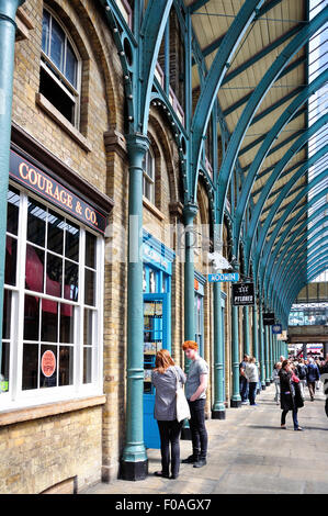Intérieur néo-classique de marché couvert de Covent Garden, Covent Garden, City of Westminster, London, England, United Kingdom Banque D'Images