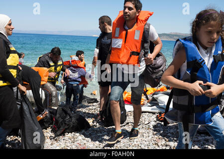 Chios, Grèce. 21 juillet, 2015. Les réfugiés en provenance de Syrie arrivent dans overladen canot en caoutchouc sur l'île grecque de Chios. Les 60 occupants du bateau sont arrivés après 5 heures en mer et trois jours à pied soulagés et heureux de poser le pied sur le sol européen après une évasion de la combattre en Syrie. Chios, Grèce. Crédit : Mike Abrahams/Alamy Live News Banque D'Images