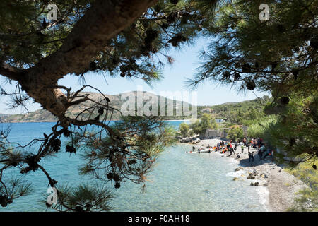 Chios, Grèce. 21 juillet, 2015. Les réfugiés en provenance de Syrie arrivent dans overladen canot en caoutchouc sur l'île grecque de Chios. Les 60 occupants du bateau sont arrivés après 5 heures en mer et trois jours à pied soulagés et heureux de poser le pied sur le sol européen après une évasion de la combattre en Syrie. Chios, Grèce. Crédit : Mike Abrahams/Alamy Live News Banque D'Images