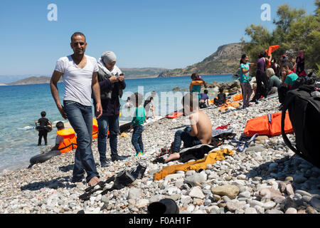 Chios, Grèce. 21 juillet, 2015. Les réfugiés en provenance de Syrie arrivent dans overladen canot en caoutchouc sur l'île grecque de Chios. Les 60 occupants du bateau sont arrivés après 5 heures en mer et trois jours à pied soulagés et heureux de poser le pied sur le sol européen après une évasion de la combattre en Syrie. Chios, Grèce. Crédit : Mike Abrahams/Alamy Live News Banque D'Images