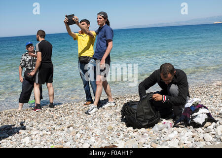 Chios, Grèce. 21 juillet, 2015. Les réfugiés en provenance de Syrie arrivent dans overladen canot en caoutchouc sur l'île grecque de Chios. Les 60 occupants du bateau sont arrivés après 5 heures en mer et trois jours à pied soulagés et heureux de poser le pied sur le sol européen après une évasion de la combattre en Syrie. Chios, Grèce. Crédit : Mike Abrahams/Alamy Live News Banque D'Images