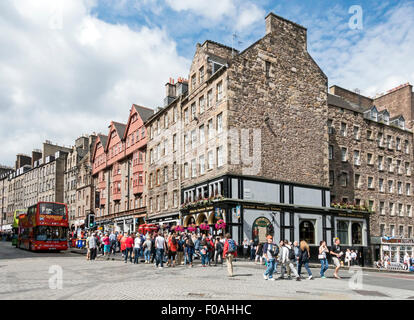 Vue vers le haut dans le Lawnmarket Royal Mile Edinburgh Scotland avec magasins et pubs au cours de l'International et les Festivals 2015 Banque D'Images