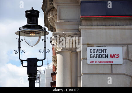 Signe de Covent Garden et de lampe à gaz, Covent Garden, City of Westminster, London, England, United Kingdom Banque D'Images