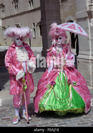 Les artistes interprètes ou exécutants pour Carnaval de Venise des costumes et des masques pour l'Italien festival à Pau, France Banque D'Images