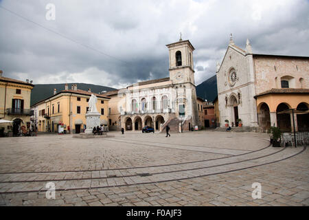 L'église de Saint Benoît, face à la Piazza San Benedetto, à Norcia, Ombrie, Italie Banque D'Images