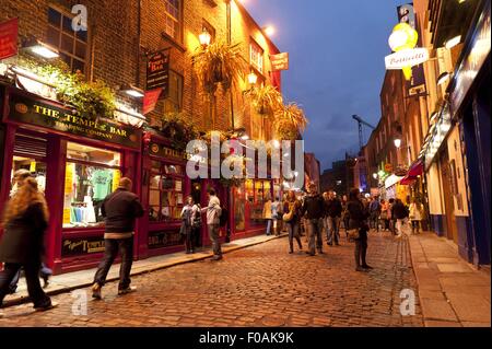 Les touristes sur rue près de Temple Bar de Nuit, Dublin, Irlande, UK Banque D'Images