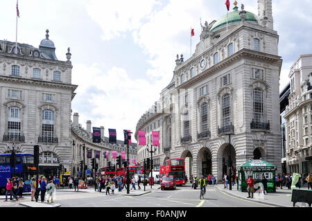 Vue vers Regent Street depuis Piccadilly Circus, West End, City of Westminster, Greater London, Angleterre, Royaume-Uni Banque D'Images