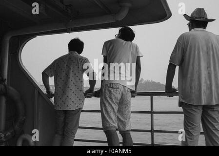 Wuhan, Hubei, CHN. 19 Juin, 2015. Wuhan, Chine - 19 juin 2015 : (usage éditorial uniquement. Chine OUTï¼‰Ponts et tunnels sont de plus en plus universelle, de nos jours, mais c'est encore une expérience irremplaçable à venir de l'autre côté de la rivière par les ferries. C'est aussi une chance de s'échapper du bruit de la ville. Ces photos le registre des personnes statut sur les ferries à Wuhan. © SIPA Asie/ZUMA/Alamy Fil Live News Banque D'Images