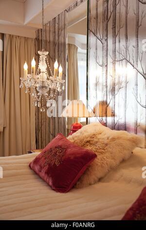 Chambres et d'un lustre dans la chambre d'hôtel à Oslo, Norvège Banque D'Images