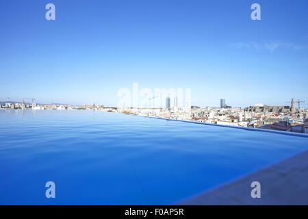 Vue de ville avec piscine à débordement et Grand Hotel Central à Barcelone, Espagne Banque D'Images