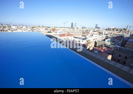 Vue de ville avec piscine à débordement et Grand Hotel Central à Barcelone, Espagne Banque D'Images