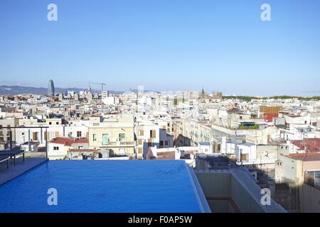 Vue de ville avec piscine à débordement et Grand Hotel Central à Barcelone, Espagne Banque D'Images