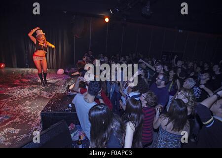 Rachel Arieff effectuant à Anti-Karaoke Show à Sala Apolo, Barcelone, Espagne Banque D'Images