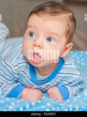 Portrait d'un petit garçon de 2 mois à son domicile. Banque D'Images