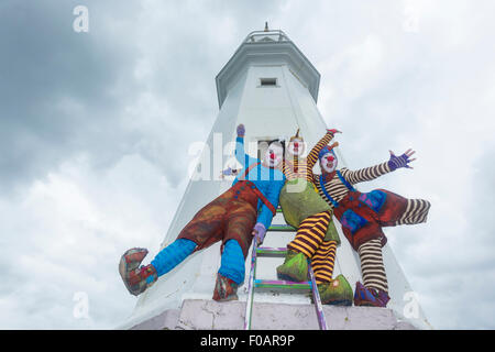 Edinburgh, Royaume-Uni. Août 11, 2015. Cazzo (jaune hat), Lazzo (chapeau bleu) et Pazzo (haut bleu) solde autour du phare de Newhaven. Leur spectacle 'Vagabond, où le vent vous ?' fait partie de l'Edinburgh Fringe Festival. Crédit : Richard Dyson/Alamy Live News Banque D'Images