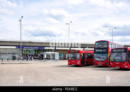 Bus et métro Hatton Cross, London, Greater London, Angleterre, Royaume-Uni Banque D'Images