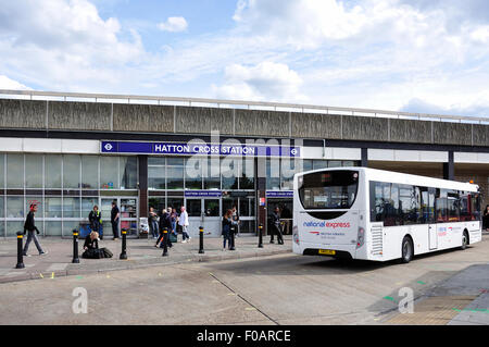 Bus et métro Hatton Cross, London, Greater London, Angleterre, Royaume-Uni Banque D'Images