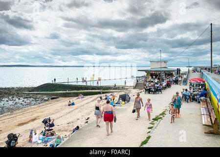 Southend - Familles Personnes détente sur la plage de Concord à Southend-on-Sea, Essex. Banque D'Images