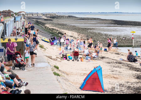 Southend - Familles détente sur la plage de Concord à Southend-on-Sea, Essex. Banque D'Images