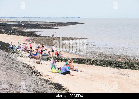 Southend - familles appréciant le week-end sur la plage de Concord à Southend-on-Sea, Essex. Banque D'Images