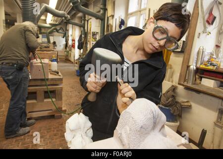 Nesselhof Mariella et Steinmetzin Munsterbauhutte dans travail, Freiburg, Allemagne Banque D'Images