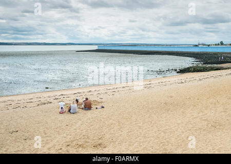Southend - une famille de vous détendre sur la plage à Thorney Bay sur Southend, Essex. Banque D'Images