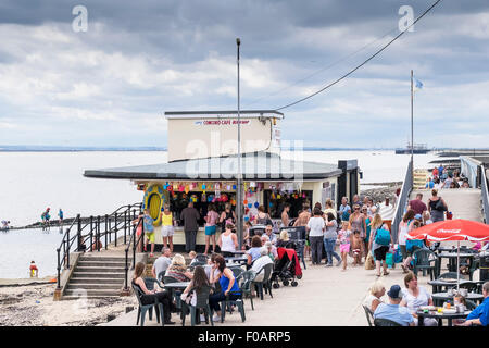 Southend - Familles personnes appréciant les week-end à Concord sur la plage de Southend, Essex Banque D'Images