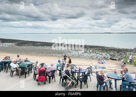 Southend - Les gens se détendre à la terrasse d'un café sur la plage de Concord sur Southend, Essex. Banque D'Images