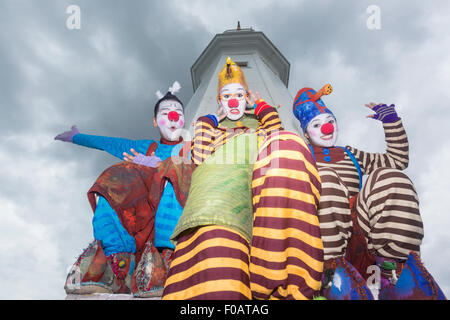 Edinburgh, Royaume-Uni. Août 11, 2015. Cazzo (jaune hat), Lazzo (chapeau bleu) et Pazzo (haut bleu) solde autour du phare de Newhaven. Leur spectacle 'Vagabond, où le vent vous ?' fait partie de l'Edinburgh Fringe Festival. Crédit : Richard Dyson/Alamy Live News Banque D'Images