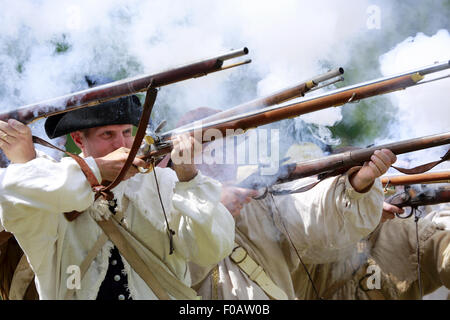 Les soldats de l'armée continentale pendant la guerre révolutionnaire mousquets tirant au creux de reconstitution Jockey au parc historique national de Morristown, New Jersey, USA Banque D'Images