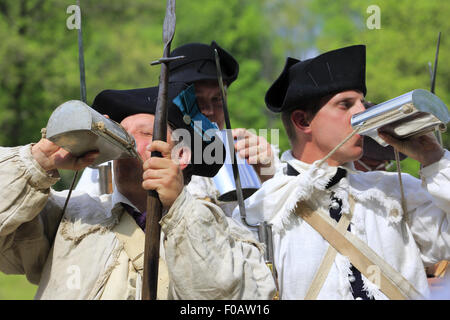 Soldats de l'armée continentale de la consommation d'alcool et de ballon dans la guerre révolutionnaire en reconstitution Jockey Hollow,Parc historique national de Morristown NJ USA Banque D'Images