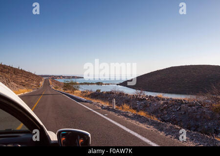 La conduite sur la côte au crépuscule. La Paz, Baja California Sur. Le Mexique Banque D'Images