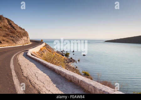 La conduite sur la côte au crépuscule. La Paz, Baja California Sur. Le Mexique Banque D'Images