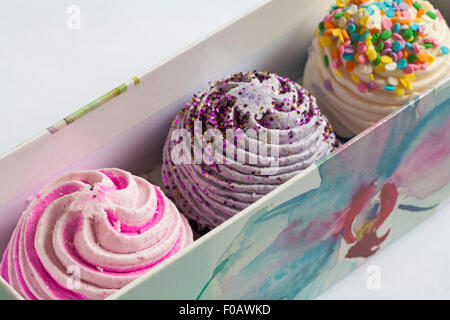 Collection fruitée par Mlle Patisserie - trois "Baignoire Bakes" composé de deux pièces, une bath fizzy base & un gommage du corps haut Banque D'Images