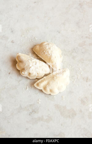 Pâtisserie brutes quenelles avec épices close up over white background rustique en pierre Banque D'Images