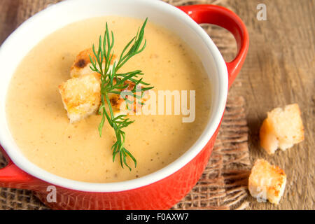 Soupe de crème de lentilles avec des croûtons et de l'aneth sur serviette et fond de bois horizontal, Close up Banque D'Images