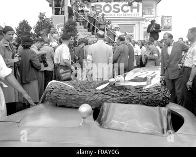 GP d'Allemagne Nurburgring 1952, KING'S MERCEDES À REMISE DES PRIX Banque D'Images