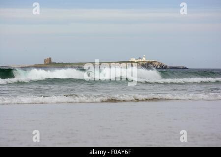 Les Iles Farne et phare, NORTHUMBERLAND, UK, comme vu de la plage à Lunteren. Banque D'Images