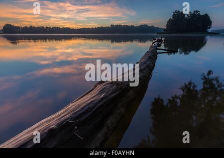 Beau lever de soleil sur le lac mysty. Lac en Warmie et Mazurie Lake District en Pologne. Par temps calme d'été Banque D'Images