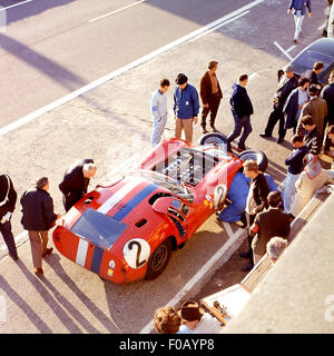 24 Heures du Mans, 22 juin 1964. Maurice Trintignant,André Simon Maserati Tipo 151-3 à la retraite. Banque D'Images